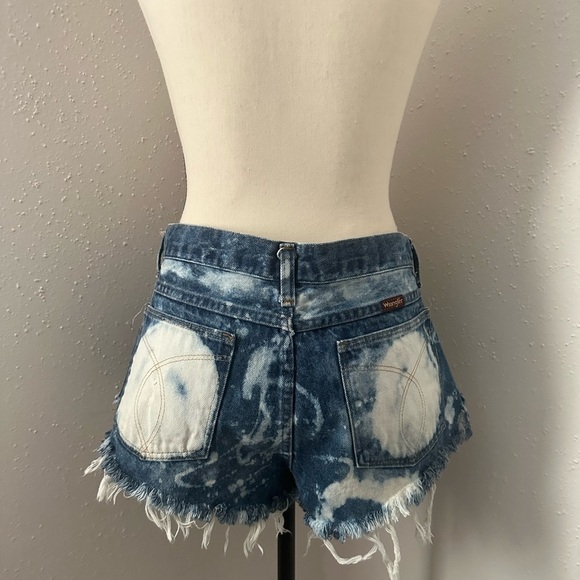 Wrangler High waisted jean shorts - Picture 2 of 5